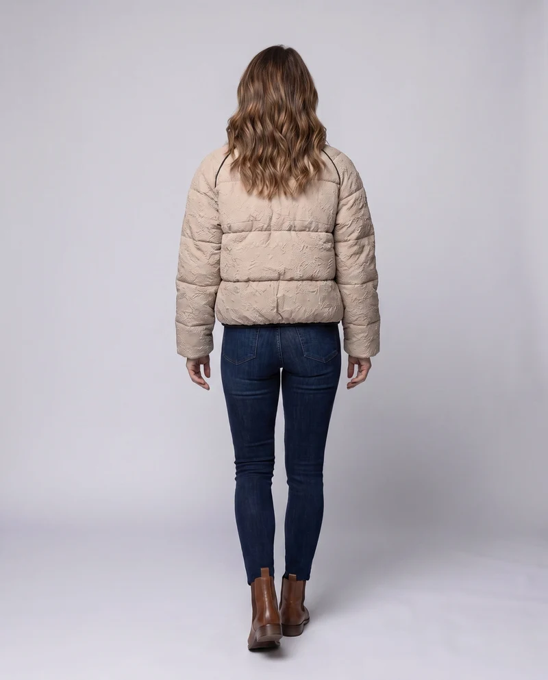 Damen kurze gesteppte Pufferjacke mit hohem Stehkragen, strukturierter Optik und dekorativen Kordeln