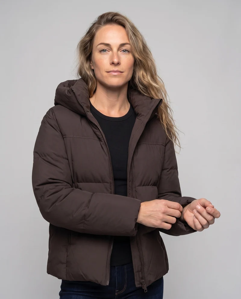 Damen kurzes boxy gesteppter Puffer mit integrierter Kapuze und seitlichen Reißverschlusstaschen