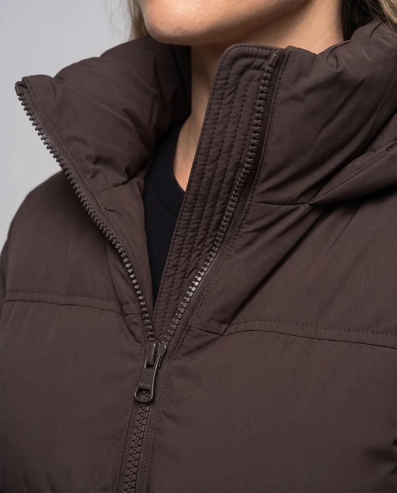 Damen kurzes boxy gesteppter Puffer mit integrierter Kapuze und seitlichen Reißverschlusstaschen