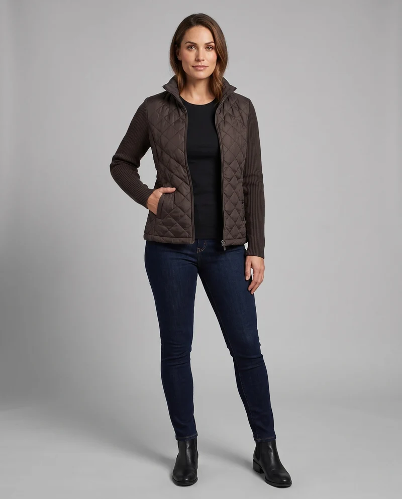Damen kurz geschnittene hybride gesteppte Strickjacke mit gesteppter Vorderseite, gestrickten Ärmeln und hohem Stehkragen