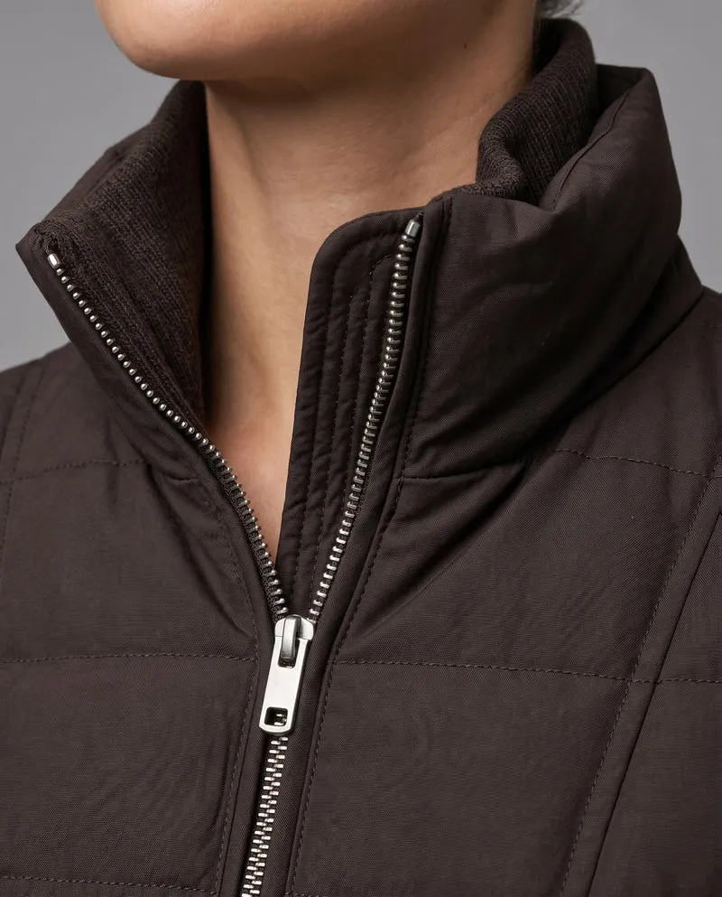 Damen kurz geschnittene hybride gesteppte Strickjacke mit gesteppter Vorderseite, gestrickten Ärmeln und hohem Stehkragen