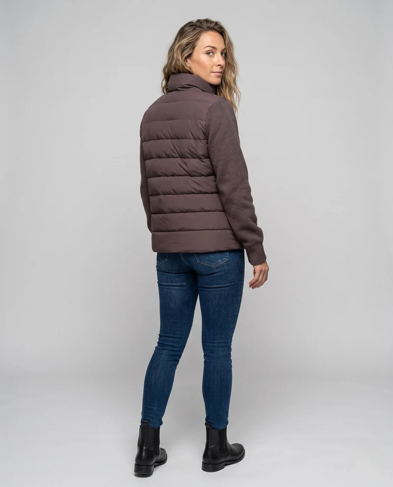 Damen kurz geschnittene hybride gesteppte Strickjacke mit gesteppter Vorderseite, gestrickten Ärmeln und hohem Stehkragen