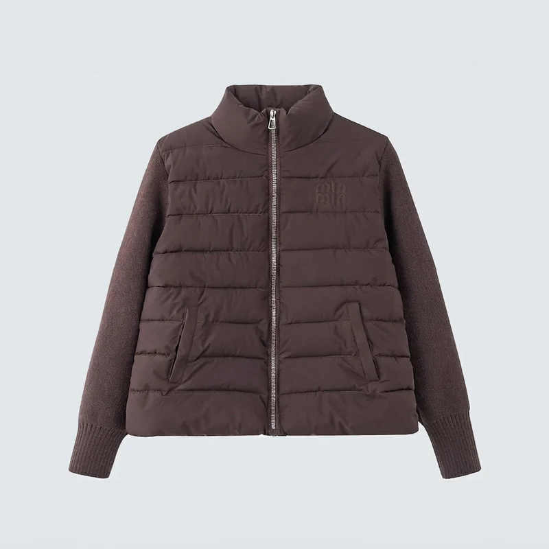 Damen kurz geschnittene hybride gesteppte Strickjacke mit gesteppter Vorderseite, gestrickten Ärmeln und hohem Stehkragen