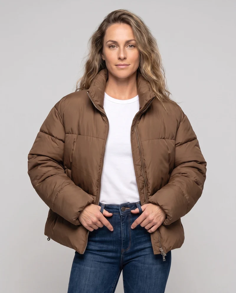 Frauen nan kurz geschnittene gepolsterte Kurzpufferjacke mit hohem Stehkragen und glänzender Mikrofaseroberfläche