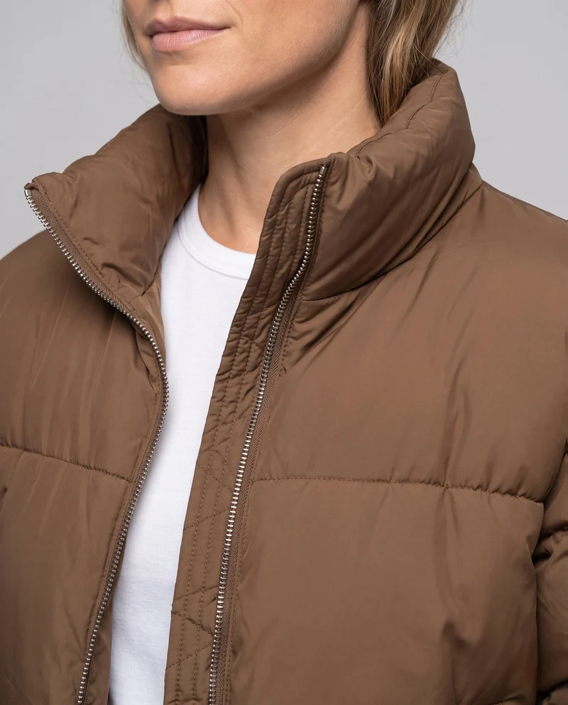 Frauen nan kurz geschnittene gepolsterte Kurzpufferjacke mit hohem Stehkragen und glänzender Mikrofaseroberfläche