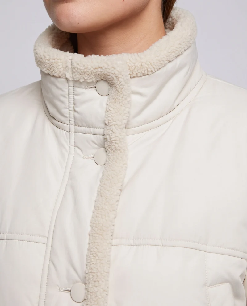 Damen kurze gesteppte Bomberjacke mit Teddyfutter, Kunstleder-Frontpaneelen und aufgesetzten Taschen