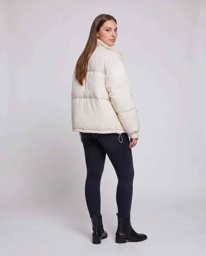 Damen kurze gesteppte Bomberjacke mit Teddyfutter, Kunstleder-Frontpaneelen und aufgesetzten Taschen