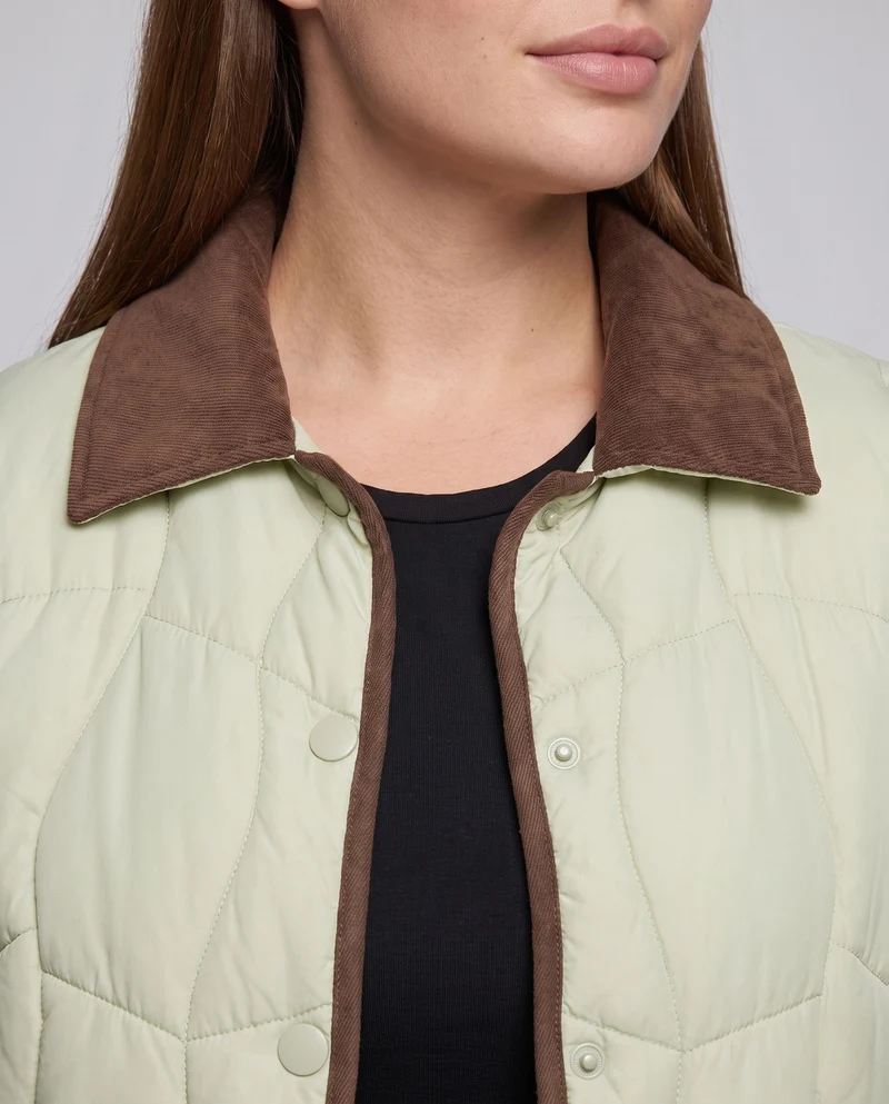 Damen kurze gesteppte Jacke mit Cordkragen, Druckknopfblende und Kontrastpaspelierung