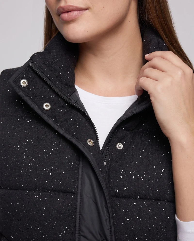 Damen kurz gesteppte Glitzer Sprühweste mit hohem Stehkragen und Lederlook-Saum