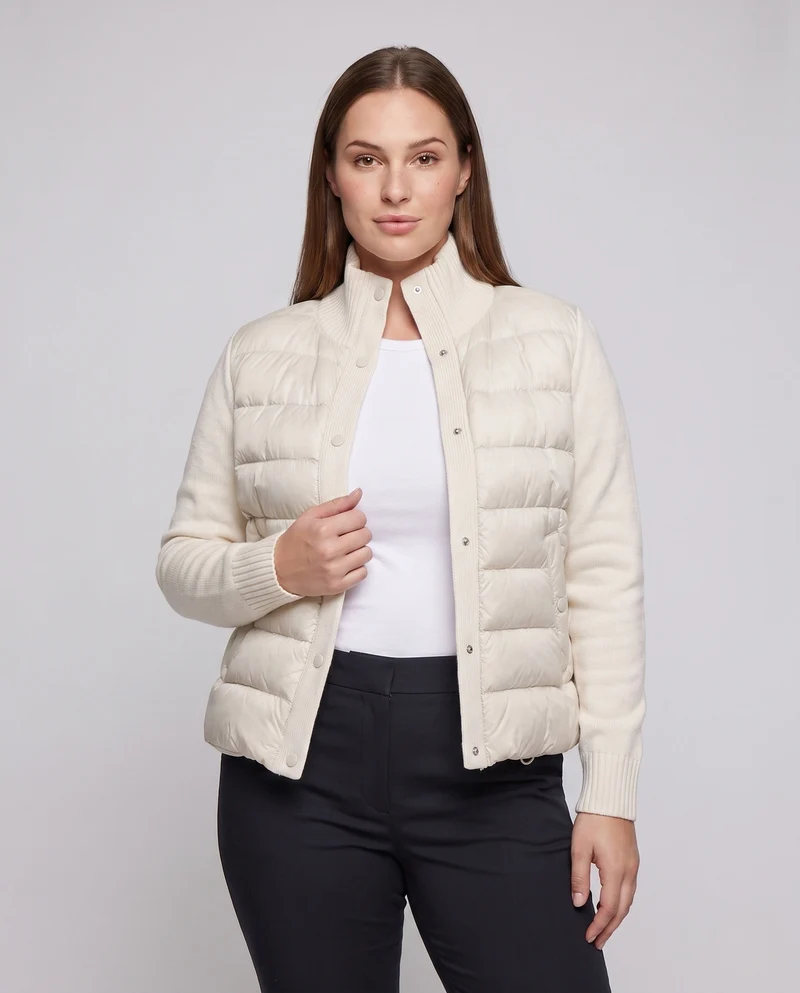 Damen kurze Stepp-Hybridjacke mit weichen Strickärmeln, Stehkragen und Druckknopfverschluss
