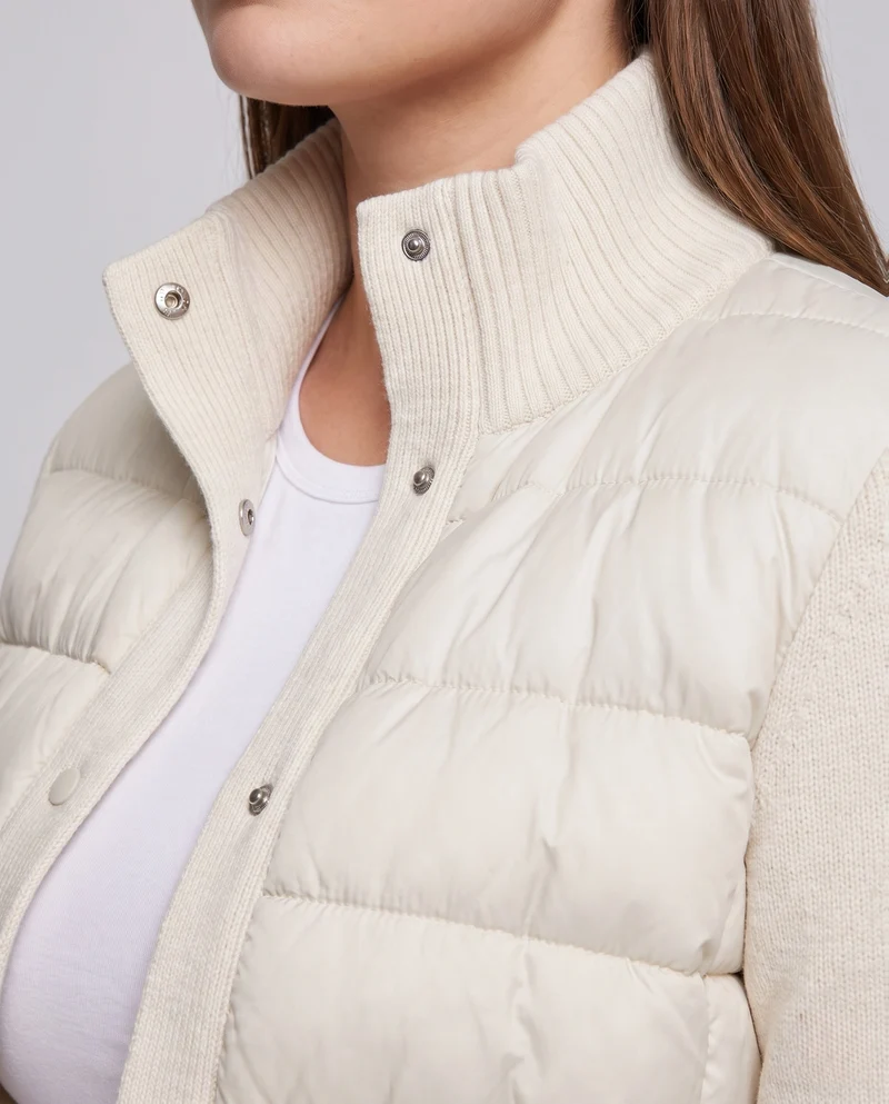 Damen kurze Stepp-Hybridjacke mit weichen Strickärmeln, Stehkragen und Druckknopfverschluss