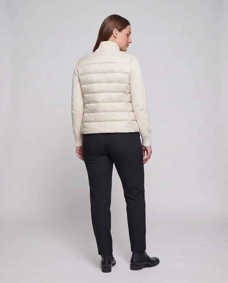 Damen kurze Stepp-Hybridjacke mit weichen Strickärmeln, Stehkragen und Druckknopfverschluss