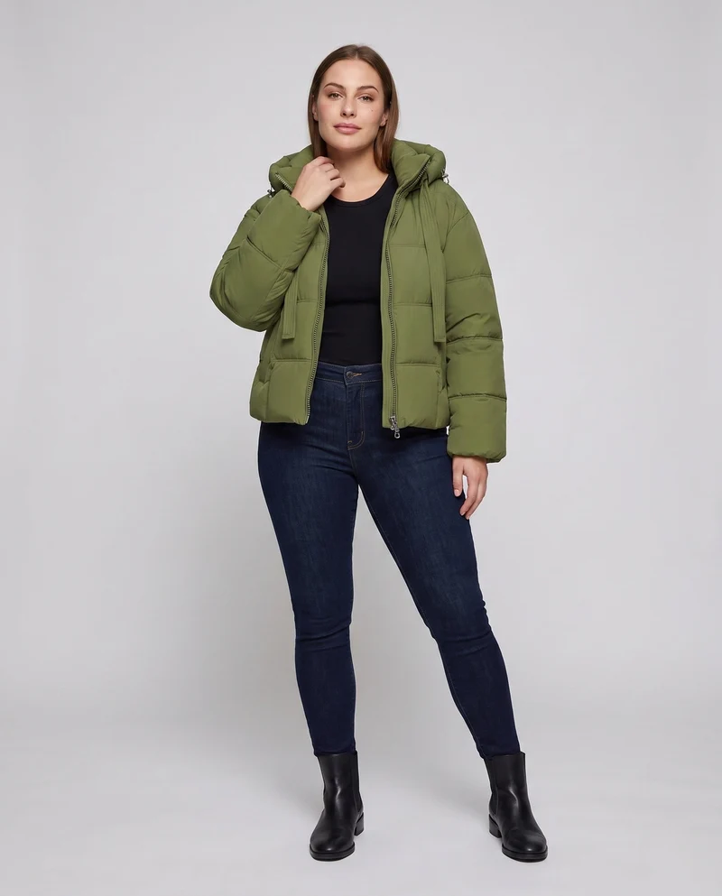 Damen Kurzsteppjacke in Daunenoptik mit extragroßer Kapuze und verdecktem Zwei-Wege-Reißverschluss