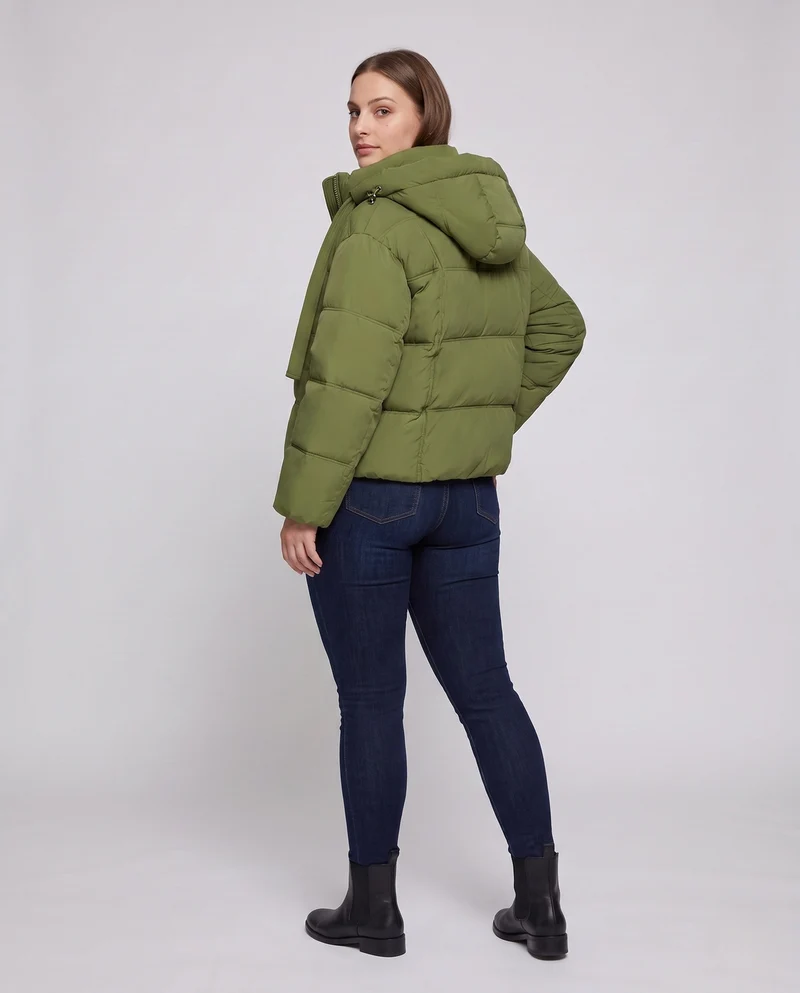 Damen Kurzsteppjacke in Daunenoptik mit extragroßer Kapuze und verdecktem Zwei-Wege-Reißverschluss