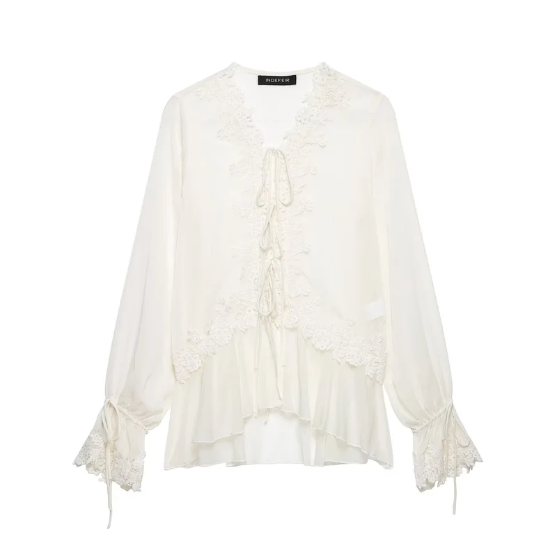 Damen Romantische Chiffonbluse mit Spitzenbesatz, V‑Ausschnitt und Volantstufen Drune