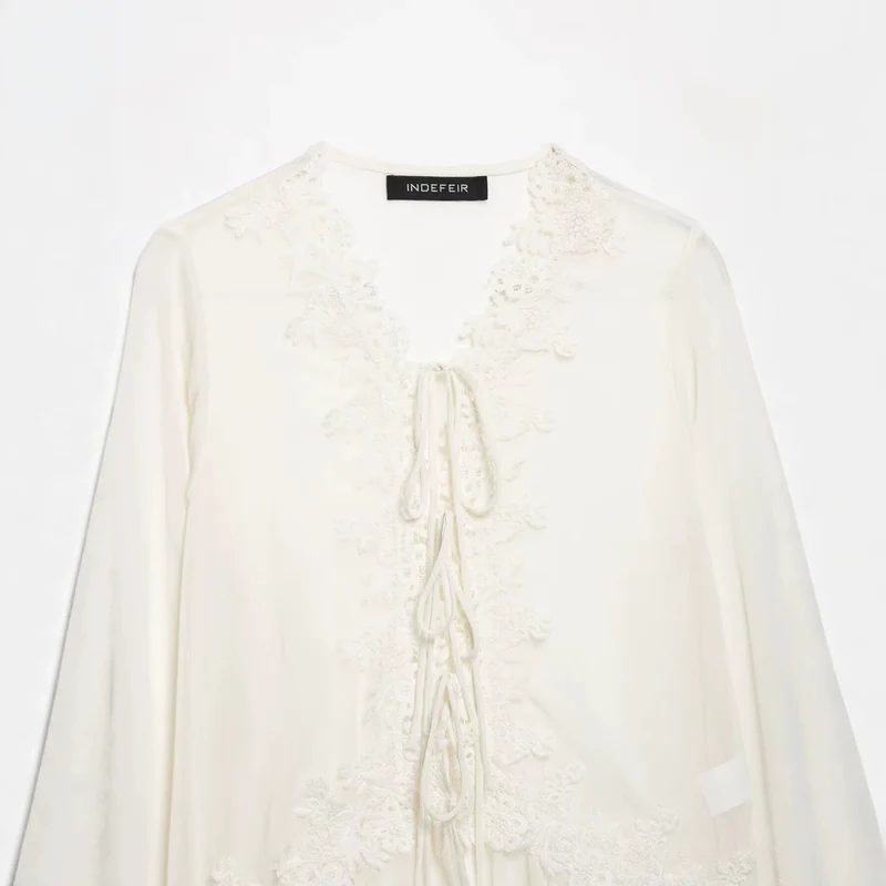 Damen Romantische Chiffonbluse mit Spitzenbesatz, V‑Ausschnitt und Volantstufen Drune