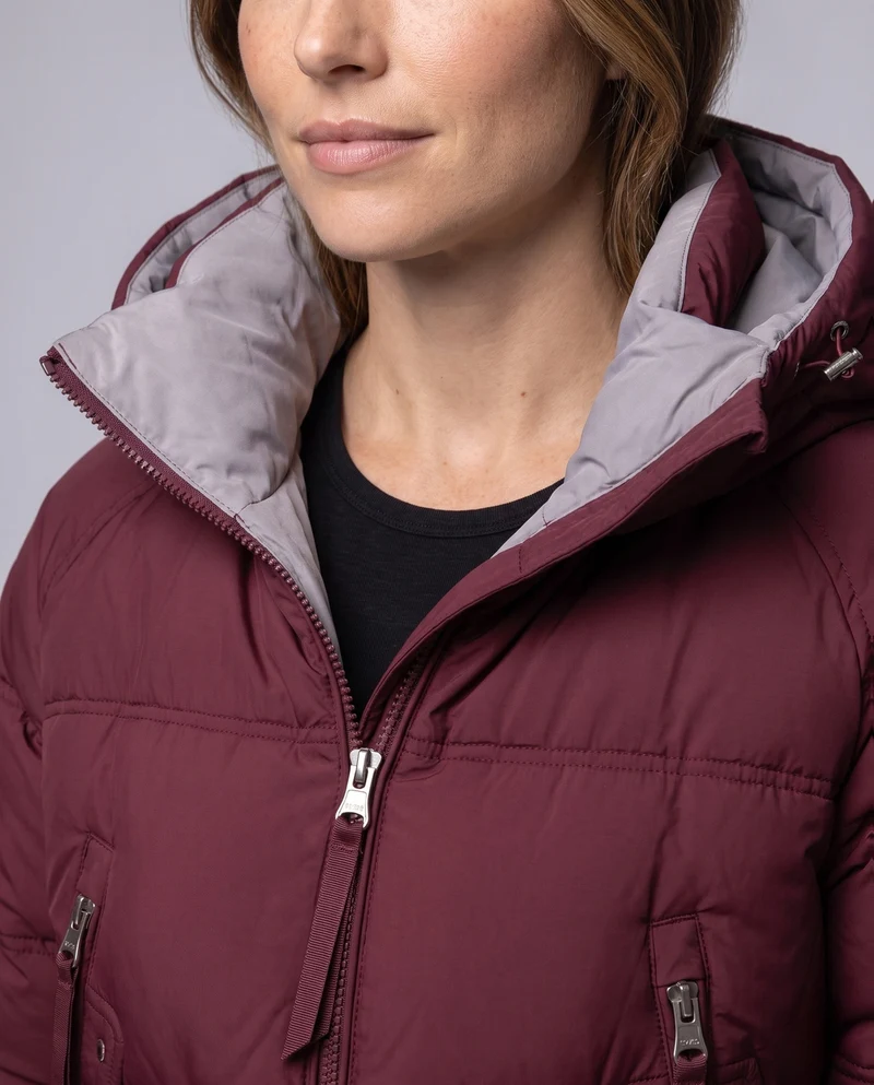 Damen kurze gesteppte Pufferjacke mit Kontrastfutter, gepolsterter Kapuze und Reißverschlusstaschen