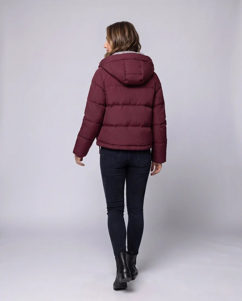 Damen kurze gesteppte Pufferjacke mit Kontrastfutter, gepolsterter Kapuze und Reißverschlusstaschen