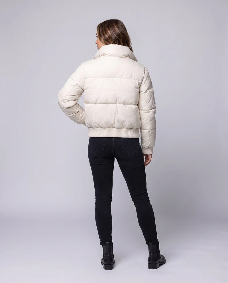 Damen kurze gesteppte Reisejacke mit hoch schließendem Stehkragen, tailliertem Rippbündchen und Reißverschluss-Taschen