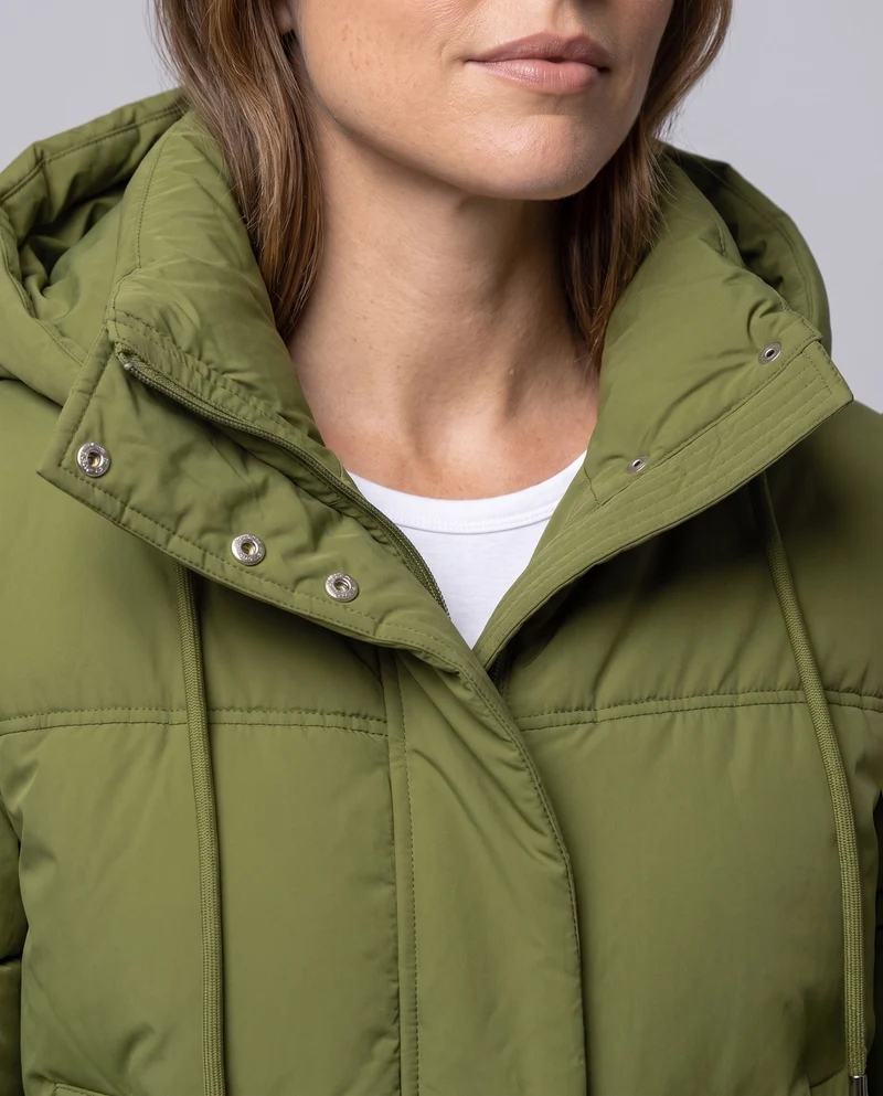 Damen kurze gesteppte Thermojacke mit hochschließendem Stehkragen, verstellbarem Saum und verdeckter Frontklappe