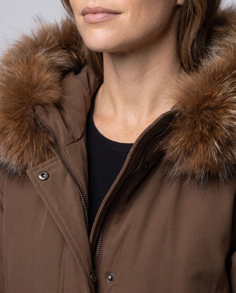 Damen kurze Isolationsjacke im boxy Schnitt mit voluminösem Kunstfellbesatz und funktionalen Klappentaschen