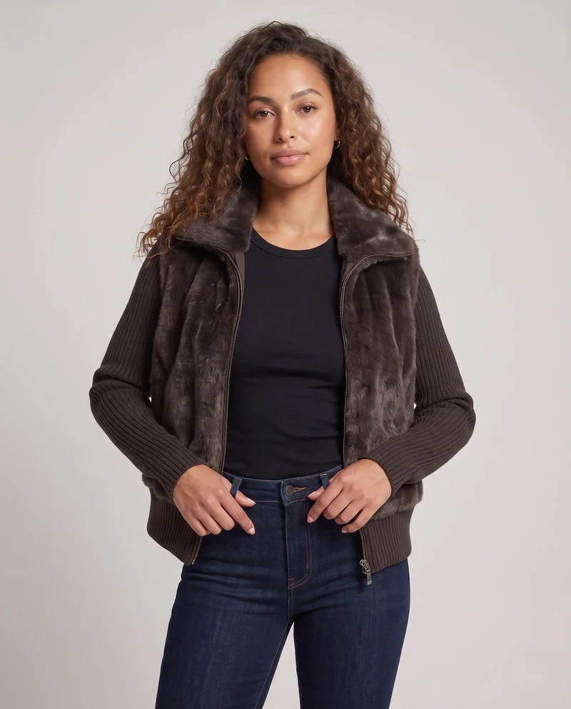 Damenkurzes Kunstfellweste im Lagenlook mit geripptem Stricksaum