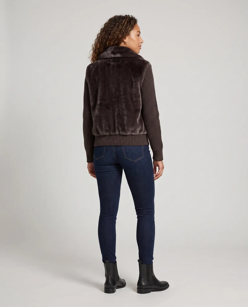 Damenkurzes Kunstfellweste im Lagenlook mit geripptem Stricksaum