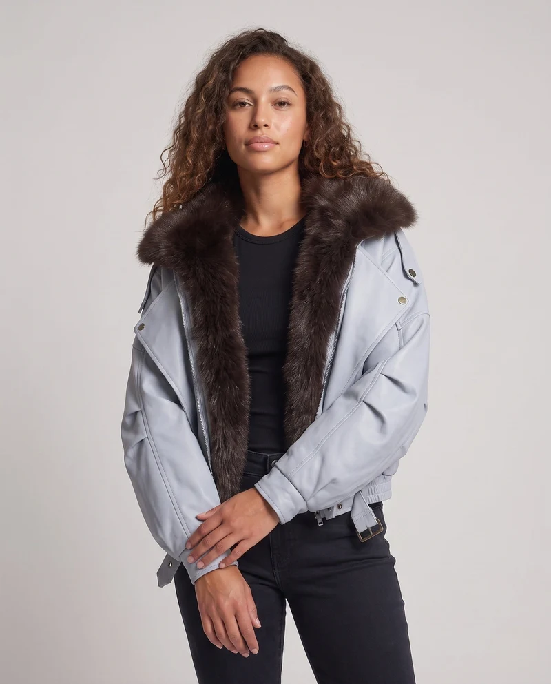 Damen kurze Leder Bikerjacke mit voluminösem Kunstfellkragen und tailliertem Bund