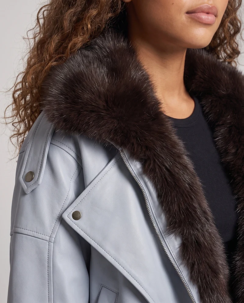 Damen kurze Leder Bikerjacke mit voluminösem Kunstfellkragen und tailliertem Bund
