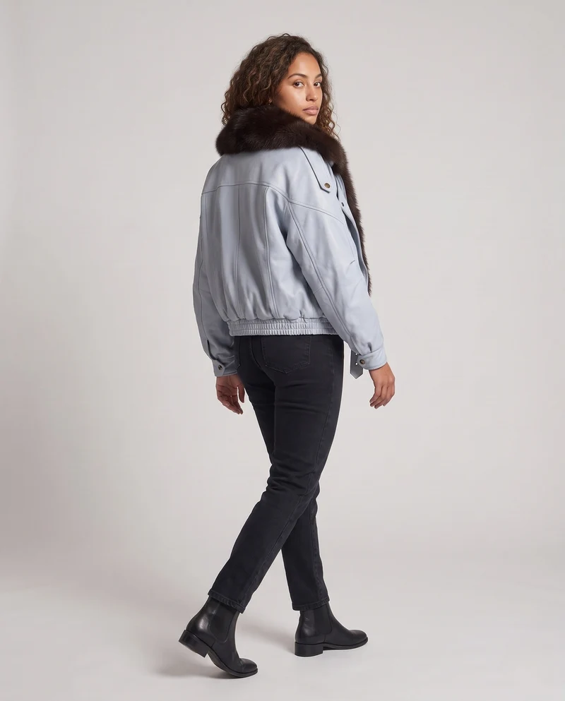 Damen kurze Leder Bikerjacke mit voluminösem Kunstfellkragen und tailliertem Bund
