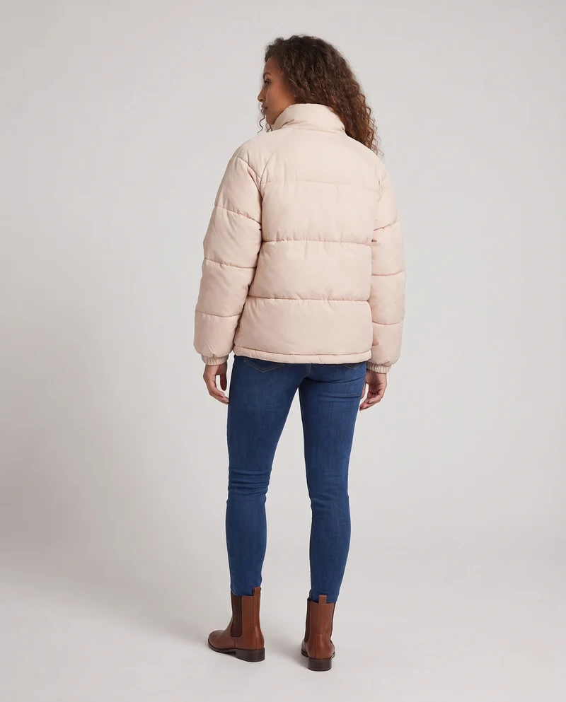 Damen kurze oversized gesteppte Jacke mit hochschließendem Kragen und verdeckter Druckknopfleiste