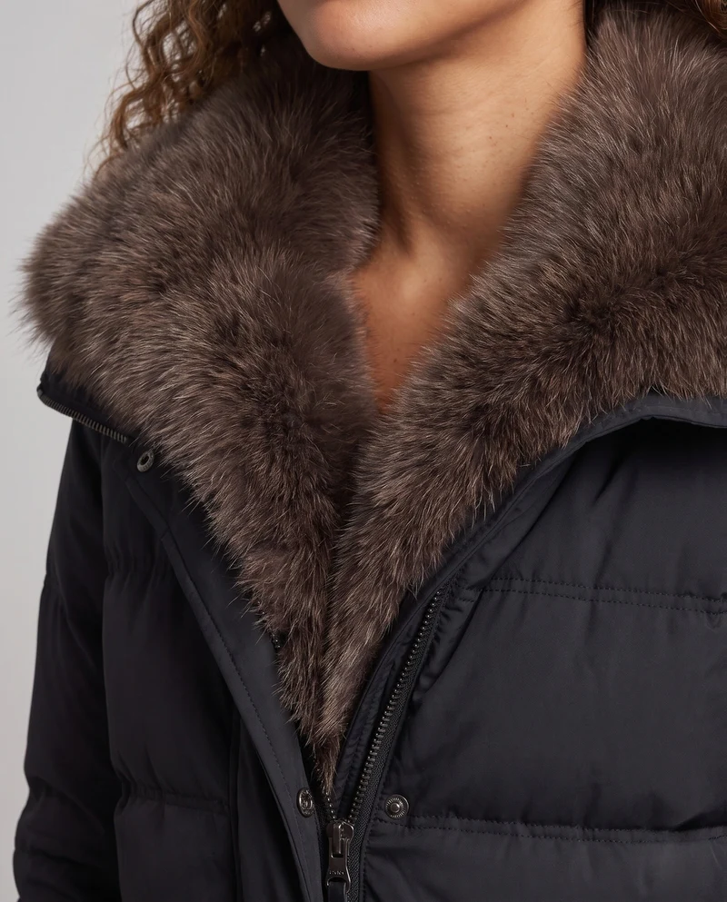 Damen kurze gesteppte Jacke mit voluminösem Kunstfellkragen und dekorativen Rüschentaschen