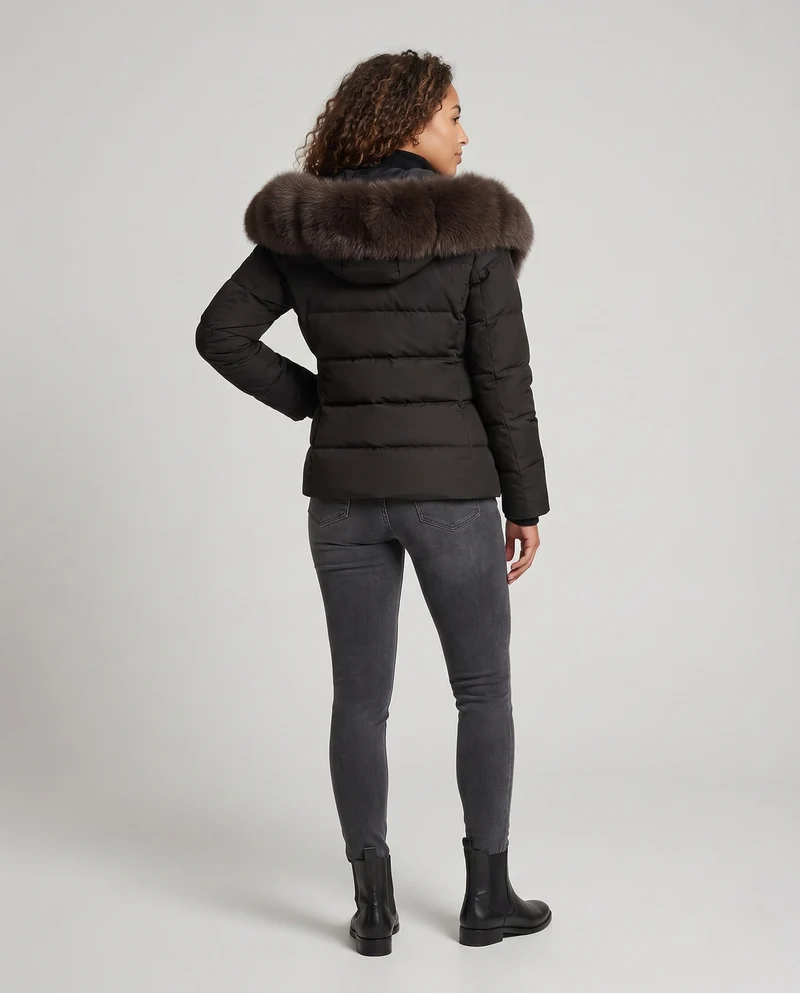 Damen kurze gesteppte Jacke mit voluminösem Kunstfellkragen und dekorativen Rüschentaschen