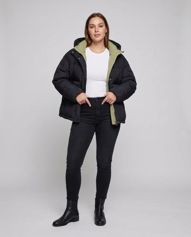 Damen kurze gepolsterte Stadt-Pufferjacke mit kontrastierendem Innenbesatz, Kapuze und isolierender Klimadämmung