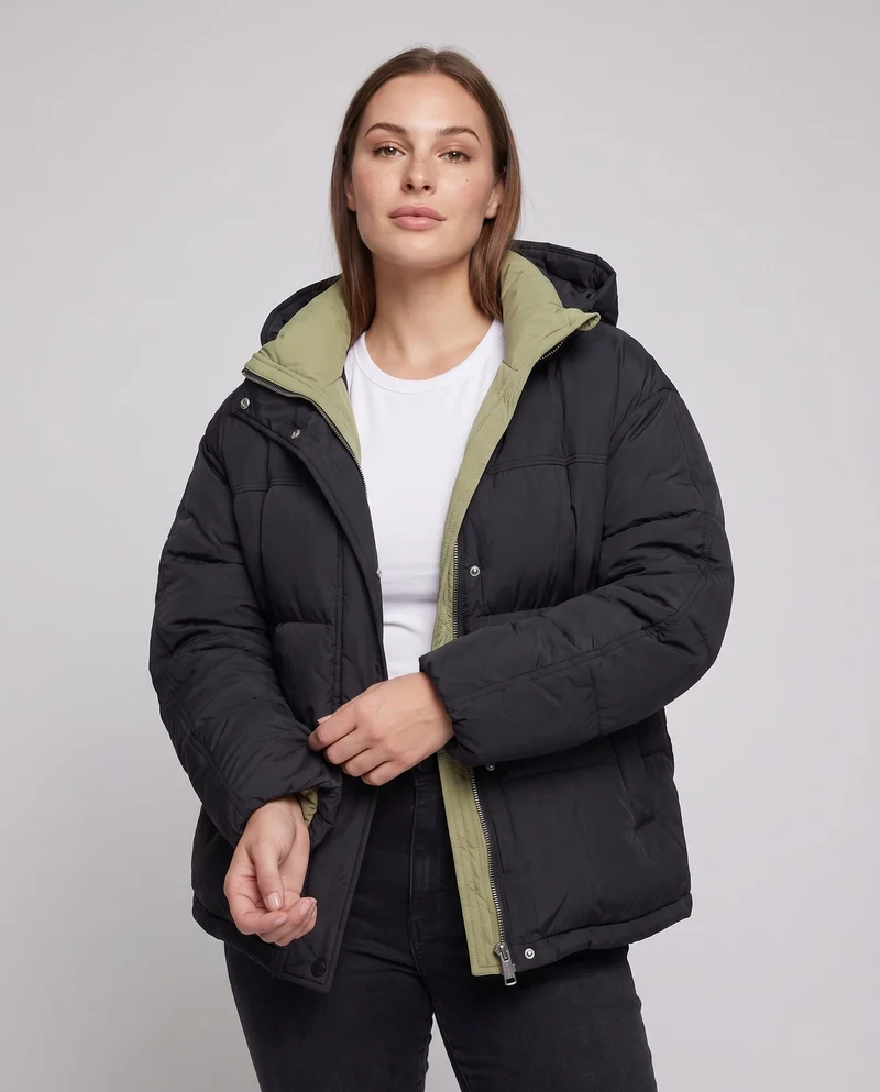 Damen kurze gepolsterte Stadt-Pufferjacke mit kontrastierendem Innenbesatz, Kapuze und isolierender Klimadämmung