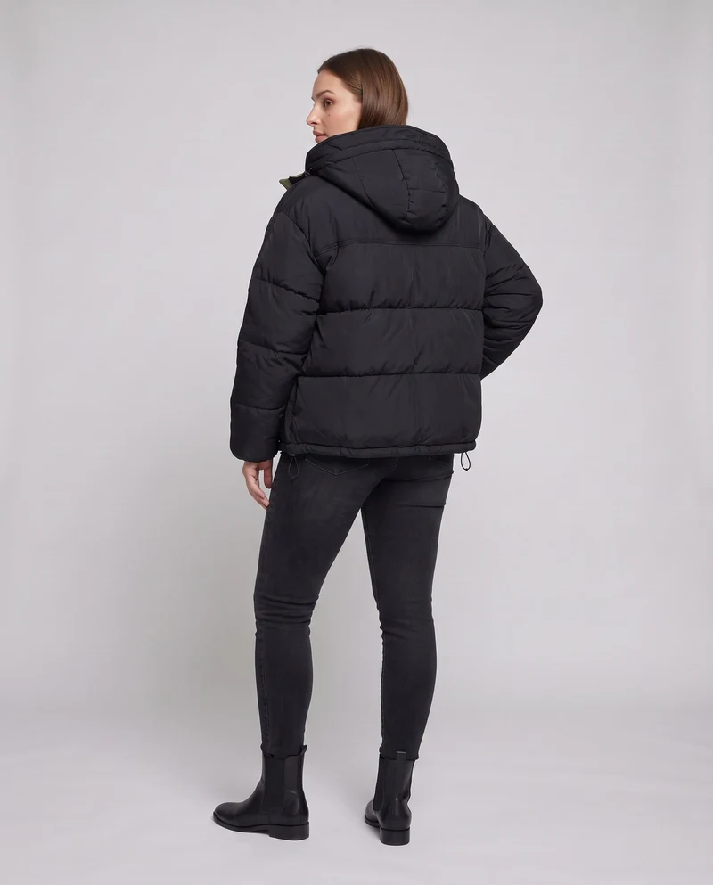 Damen kurze gepolsterte Stadt-Pufferjacke mit kontrastierendem Innenbesatz, Kapuze und isolierender Klimadämmung