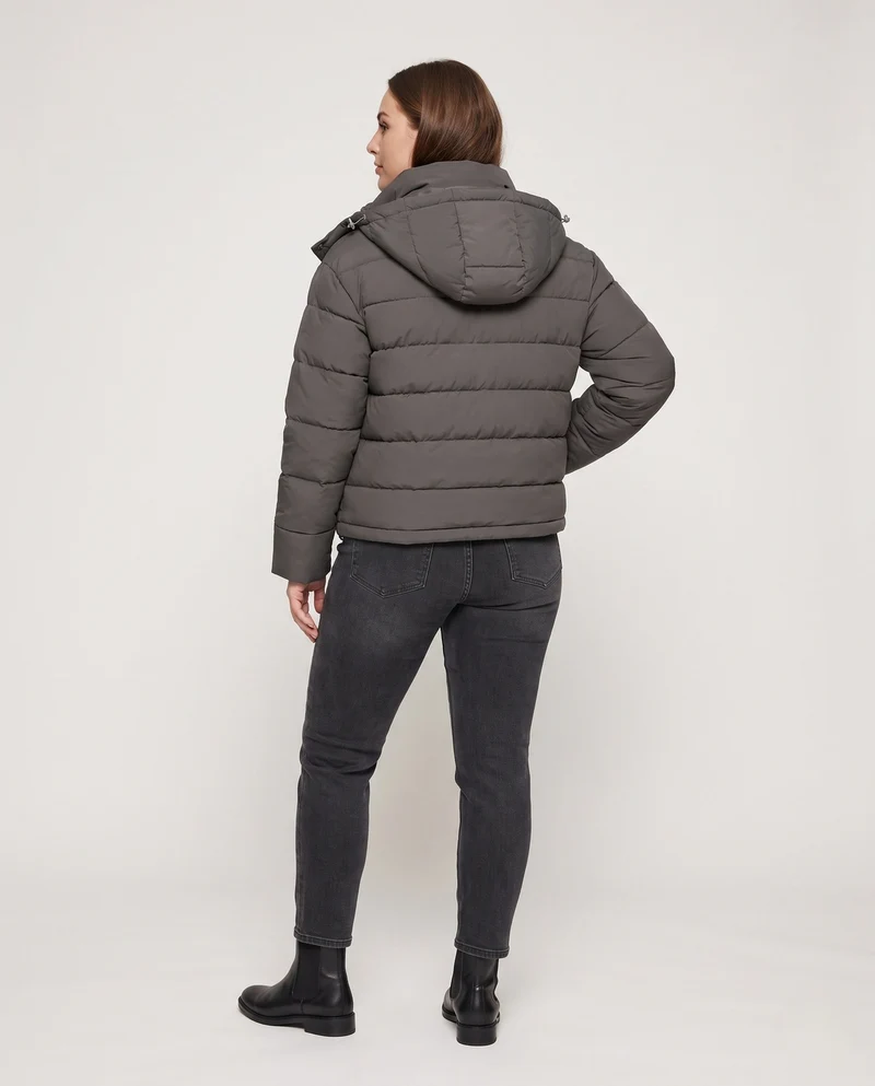 Damen kurze gepolsterte gesteppte Jacke mit hohem Stehkragen und winddichter Außenschale