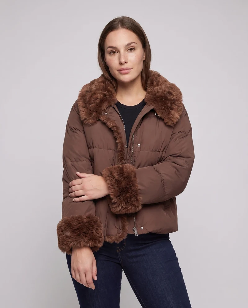 Damen kurze gesteppte Jacke mit voluminösem Kunstfellkragen, Teddybesatz an den Ärmeln und verdeckter Knopfleiste
