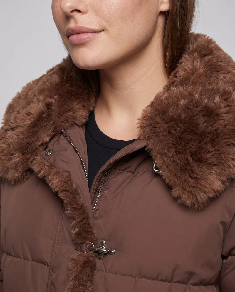 Damen kurze gesteppte Jacke mit voluminösem Kunstfellkragen, Teddybesatz an den Ärmeln und verdeckter Knopfleiste