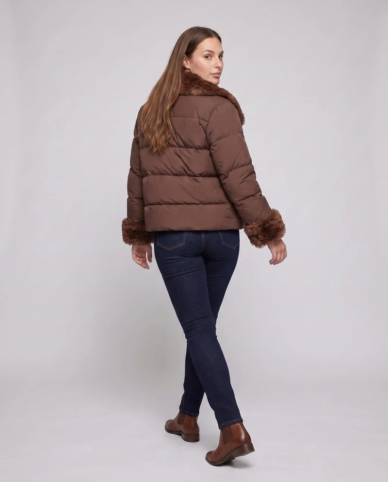 Damen kurze gesteppte Jacke mit voluminösem Kunstfellkragen, Teddybesatz an den Ärmeln und verdeckter Knopfleiste