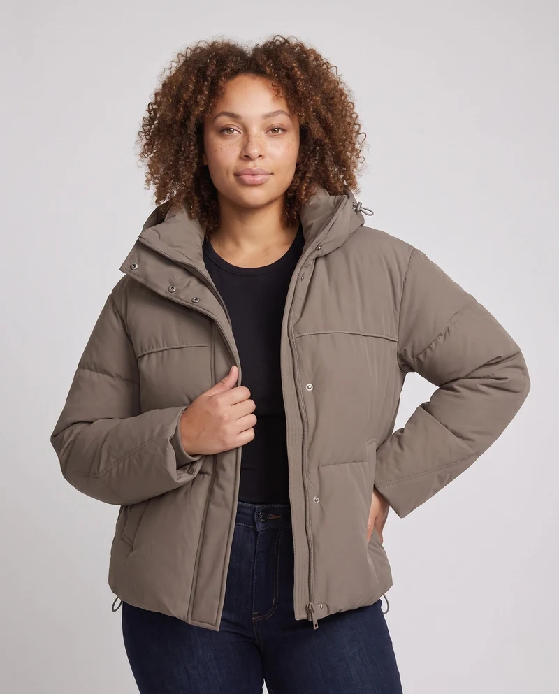 Damen kurze gepolsterte Kapuzenjacke mit abnehmbarem Kapuzenbesatz, hohem Stehkragen und tailliertem Schnitt