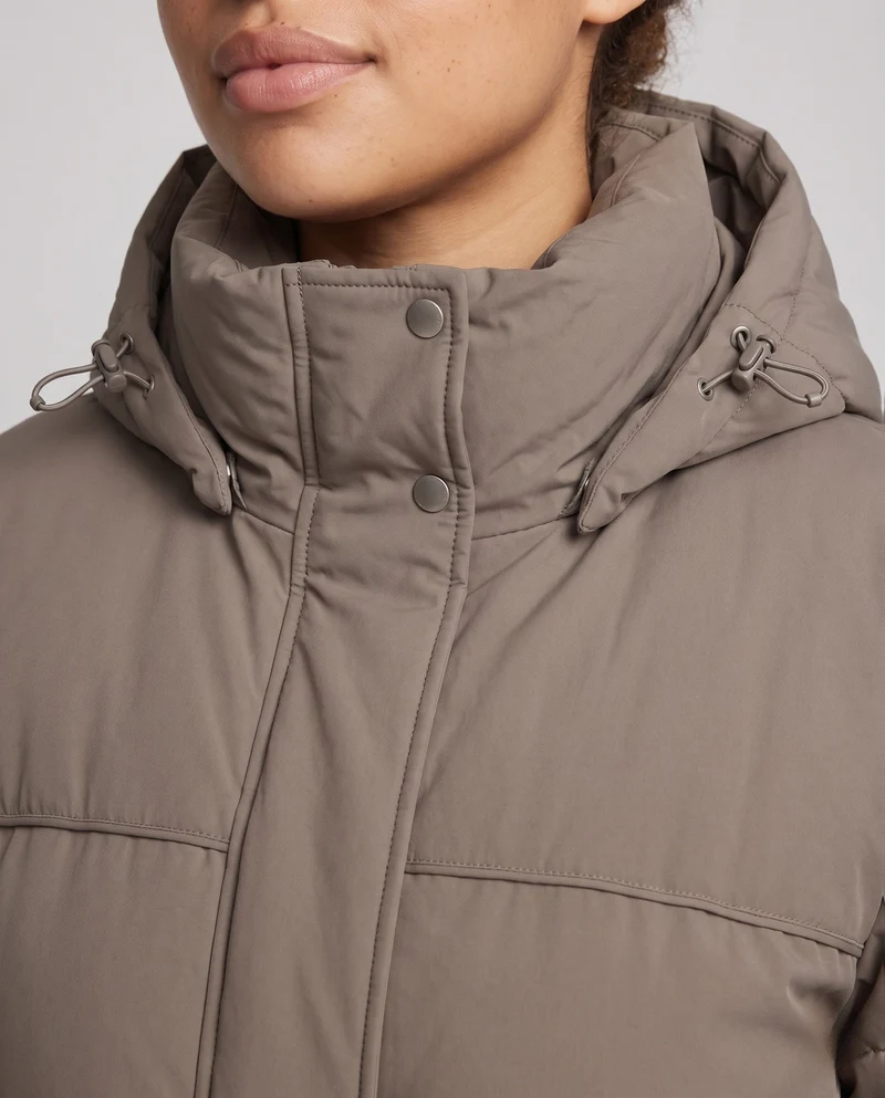Damen kurze gepolsterte Kapuzenjacke mit abnehmbarem Kapuzenbesatz, hohem Stehkragen und tailliertem Schnitt