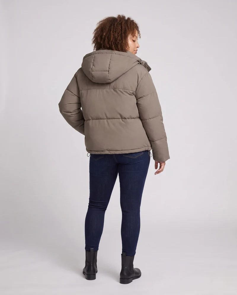 Damen kurze gepolsterte Kapuzenjacke mit abnehmbarem Kapuzenbesatz, hohem Stehkragen und tailliertem Schnitt