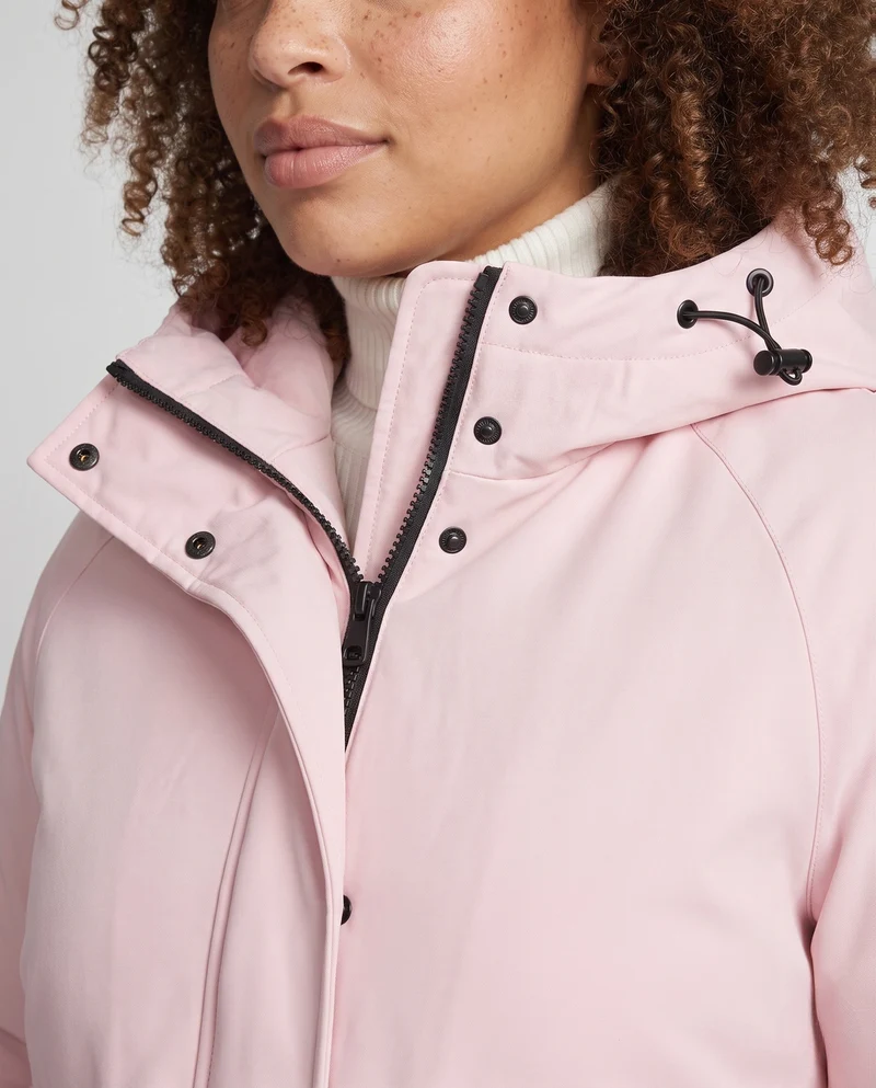 Damen kurze gepolsterte Kapuzenjacke mit funktionalen Klappen- und Reißverschlusstaschen sowie verstellbarem Saum