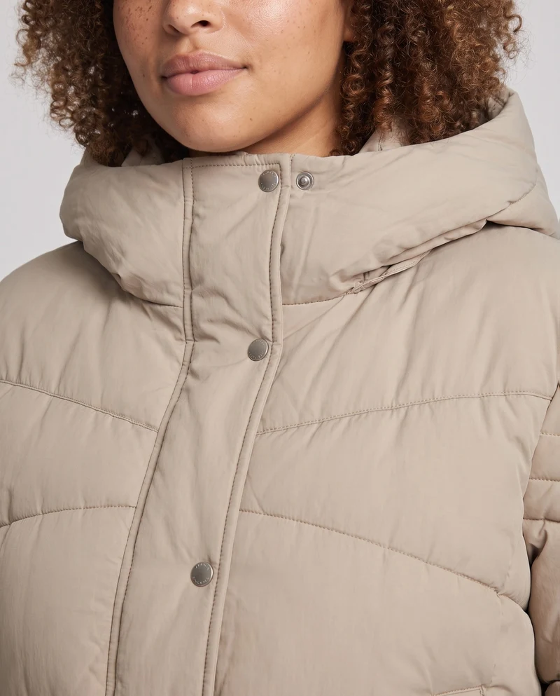 Damen kurze gep padded Steppjacke mit quadratischer Steppung, hohem Stehkragen, Kapuze und Daumenlochärmeln