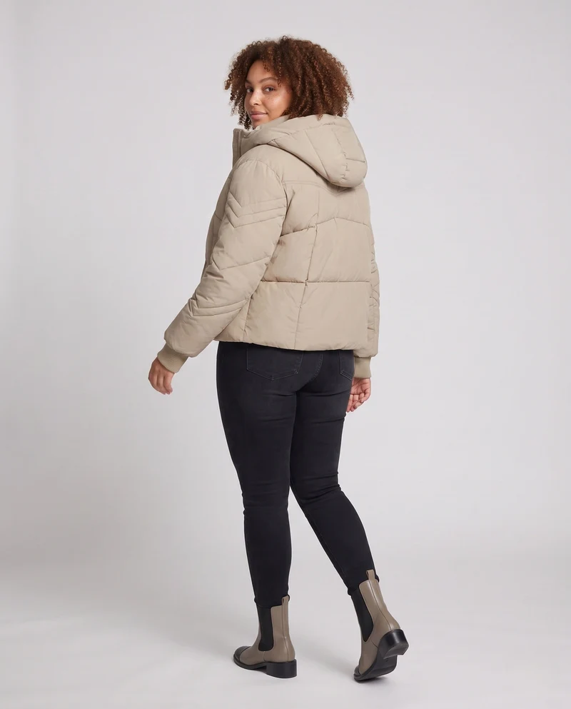 Damen kurze gep padded Steppjacke mit quadratischer Steppung, hohem Stehkragen, Kapuze und Daumenlochärmeln