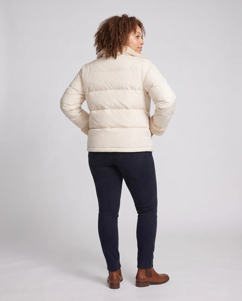 Damen kurze gepolsterte Steppjacke mit Teddykragen, umschlagbaren Ärmeln und Cargo-Taschen