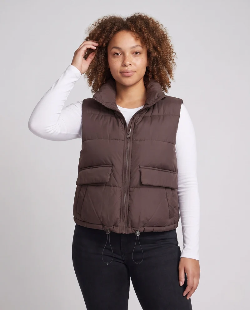 Damen kurze gep padded Steppweste mit hohem Stehkragen, zwei aufgesetzten Klappentaschen und verstellbarem Kordelzugsaum