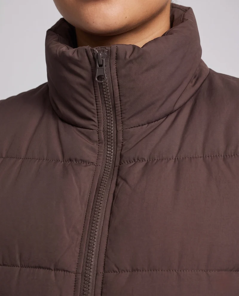 Damen kurze gep padded Steppweste mit hohem Stehkragen, zwei aufgesetzten Klappentaschen und verstellbarem Kordelzugsaum