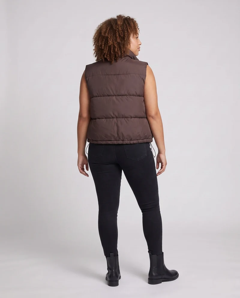 Damen kurze gep padded Steppweste mit hohem Stehkragen, zwei aufgesetzten Klappentaschen und verstellbarem Kordelzugsaum